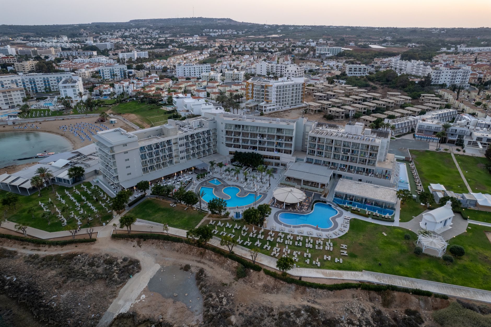 מלון חוף בלימסול עם בריכה מול הים